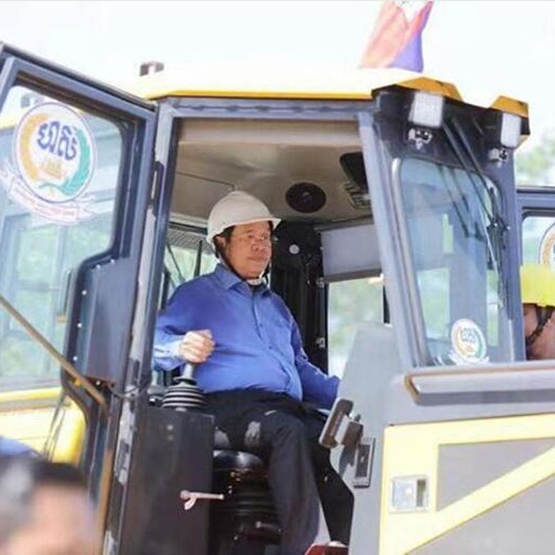 Premierul cambodgian Hun Sen testează buldozerul Shantui